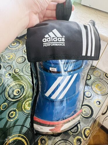 Boks kisələri: Adidas markasına məxsus mavi rəngli boks əlcəkləri. Əlcəklər "Amateur