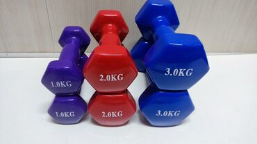 тренировочная форма: Набор виниловых гантелей 2 шт по 1 кг, 2 кг, 3 кг — представляет