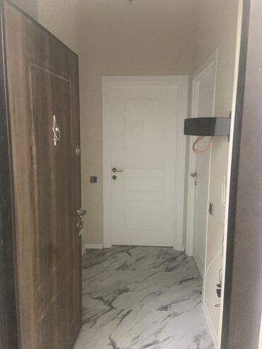 main yaşayış kompleksi kiraye evler: Salam Xirdalan Kristal 1. Mekteb,Bagca bazara yaxin. Menzil yenidir