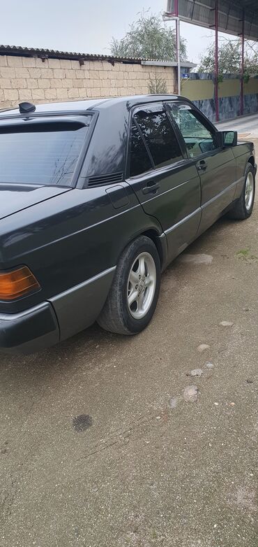 Mercedes-Benz: Mercedes-Benz 190 (W201): 2 l | 1990 il Sedan — 4