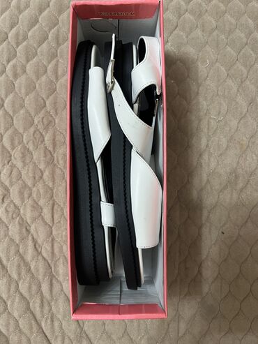обувь белая: Босоножки новые, турецкие Размер 35 белые абсолютно чистые и новые