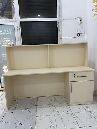 ванная мебель на заказ: Ofis/resepsiyon üçün iş masası - Rəng: krem - Material: laminat/MDF - — 1