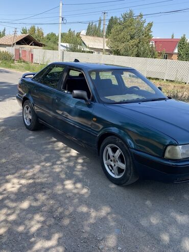 домкрат для авто: Автомобиль Audi Coupe темно-зеленого цвета. Эта модель отличается