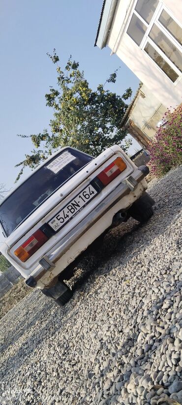 VAZ (LADA): VAZ 2106 (klassik “Jiguli”) – ağ rəngli sedan Xarici: - Dördgöz ön — 6