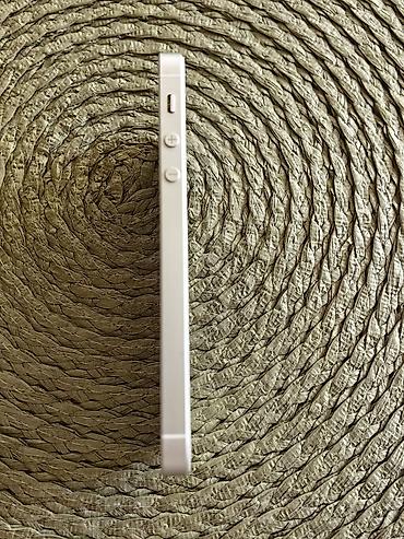 o bag: Iphone SE 2016 beli sa 64 gb memorije, otključan za sve mreže. Telefon — 3