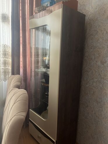 taxta rəf: Şüşəli dolab vitrini