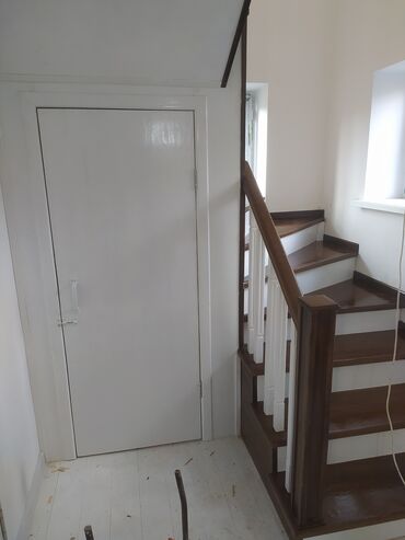 Деревянные лестницы: Деревянная лестница с окрашенными ступенями и белыми балясинами — 6