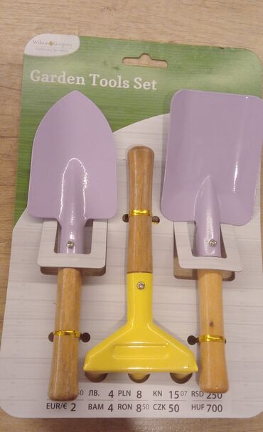 Ostala baštenska oprema: Baštenski set alata, manji.
Gvoždje i drvo