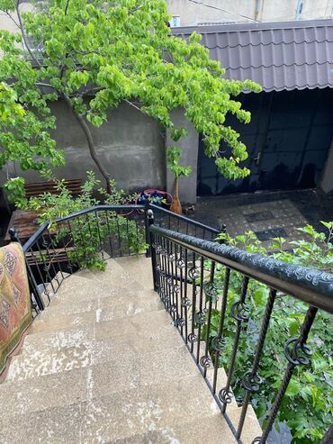 Həyət evləri və villaların satışı: Fərdi yaşayış evi, iki mərtəbəli, geniş həyəti və terraslı. Evin — 2