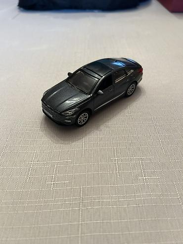 Metal model avtomobil – sedan/krossover üslubunda miniatura