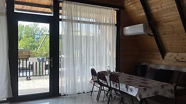 Günlük kirayə evlər: A‑frame tipi ikimərtəbəli taxta ev - Memarlıq: A‑frame (üçbucaq — 2