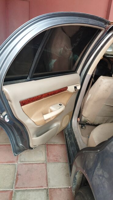 Toyota: Toyota Avensis sedan - Kuzov: 4 qapılı sedan, boz rəng - Salon: bej — 4