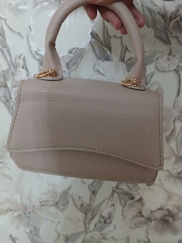 Классические сумки: Сумочки.
Разного цвета белый, бежевый и черный — 2