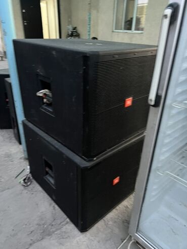 пассивное сетевое оборудование 6: Две пассивные акустические системы JBL SRX715 черного цвета с