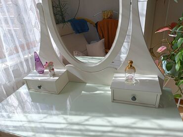 туалетный столик с зеркалом на заказ: Туалетный Стол, цвет - Белый, Б/у