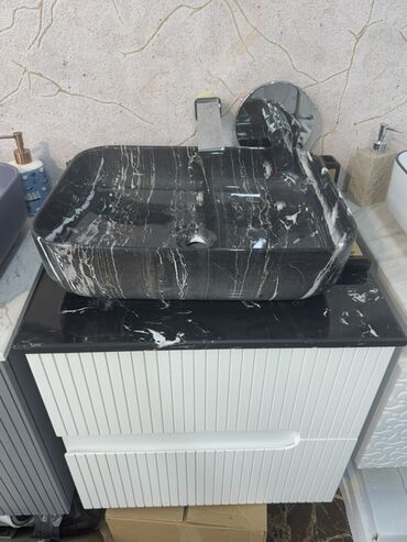 Moydadırlar: Mərmər lavabo dəsti, qara rəngdə ağ haşiyələrlə, müasir hamam otağı