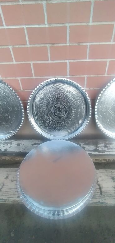 tort bezemek ucun spris: Əl işi naxışlı metal sinilər - Material: cilalanmış metal/alüminium