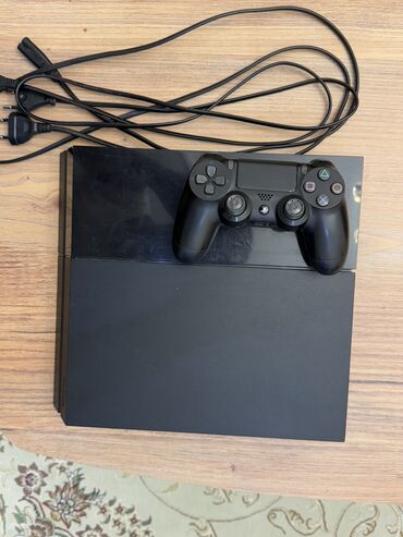 PS4 (Sony Playstation 4): Playstation 4 500 GB 11 eded oyun 1 original pult 60 manata alinib