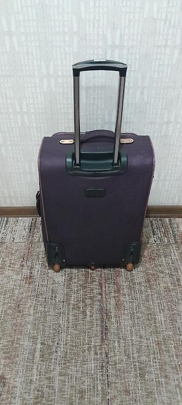 Чемоданы: Чемодан, Б/у, Материал: Полиэстер, Средний (40 - 70 л), На колесах, С внешними карманами, С выдвижной ручкой — 4