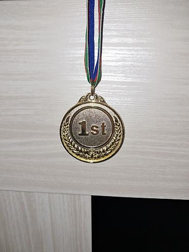 İdman və istirahət: Qızılı rəngdə “1st” yazılı medal - Material: Metallik gövdə, parlaq — 1