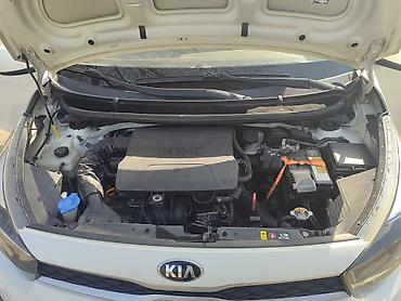 Другие автомобили: Компактный городской хэтчбек белого цвета. Пятидверная компоновка — 6