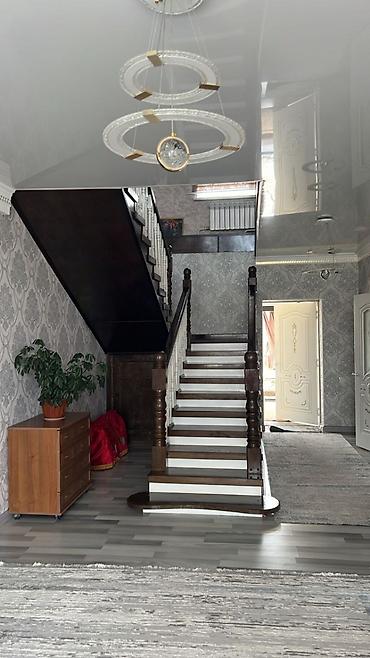 Продажа коттеджей и домов: Продается двух этажный дом! Дом находится в г.Чолпон- Ата. В самом — 5