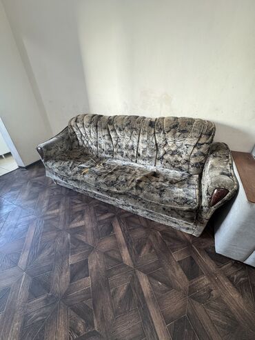 длинный диван: Продается 2 дивана и 1 кресло
В старом состоянии 
Цена: 10,000 тыс сом