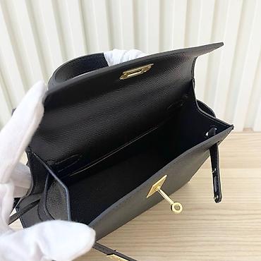 Torbe: Elegantna crna ručna torba od zrnaste kože, klasičnog trapezastog — 2