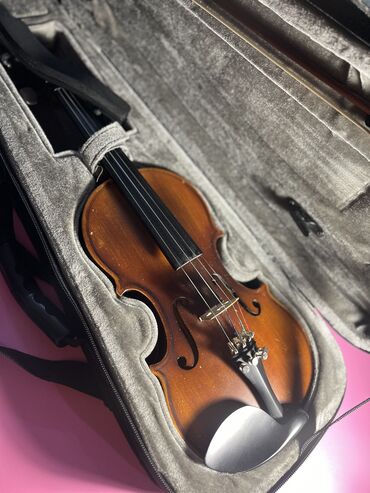 Скрипки: Продаю б/у скрипку в отличном состоянии.Размер 1/4.Футляр и мостик в