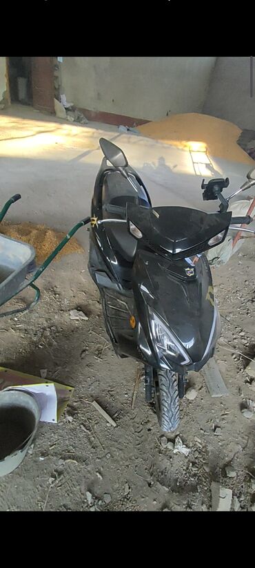 скутер в бишкеке: Скутер/мопед городского типа, черный, с агрессивным дизайном передней