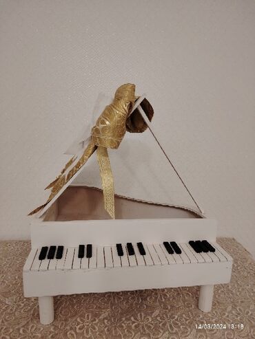 Xonça: Xonca piano satilir icine sokolad ve cicek qoyub hediyye etmek olar — 12