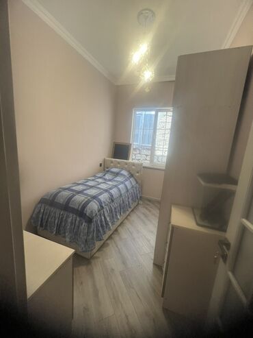 Uzunmüddətli kirayə mənzillər: 4 otag - Zal: Geniş və işıqlı otaq, kristal lüstrlü asma tavan — 12