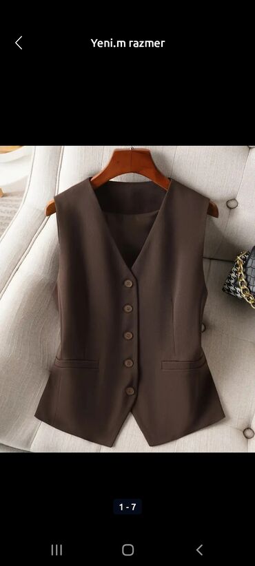 dəri jaket: Dərin V-yaxalı və düymələrlə bağlanan qəhvəyi rəngli jilet. Jiletin ön