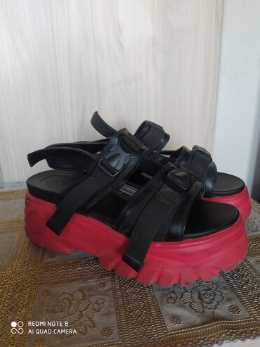 обувь из италии: Сандалдар жана шлепкалар