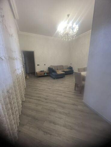 Uzunmüddətli kirayə mənzillər: 4 otag - Zal: Geniş və işıqlı otaq, kristal lüstrlü asma tavan — 22