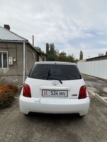 Toyota: Toyota ist: 2003 г., 1.3 л, Автомат, Бензин, Хэтчбэк