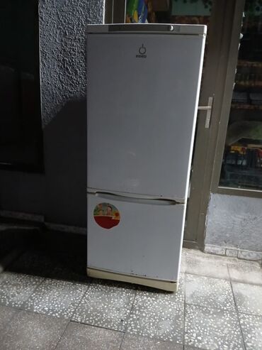 Foto və videokameralar: Indesit iki qapılı soyuducu - Rəng: ağ - Üst hissə – soyuducu bölmə