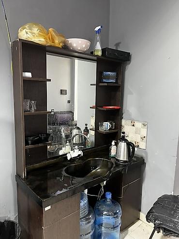 ber ber: Qiymətdi razılaşmaq olar Salon üçün lavabo və güzgülü şkaf dəsti - — 1