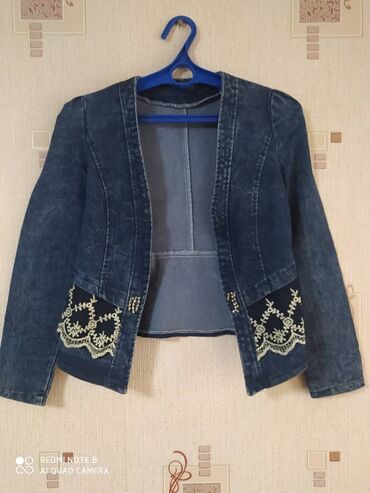 женские весенние куртки: Куртка джинсовая,одевали 2 раза, размер 44,в отличном состоянии. Цена