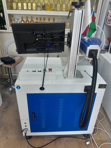 Daş kəsən stanokları: Bu lazer qravüra maşını metal və müxtəlif digər materiallar üzərində