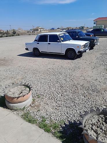 2107 qapı: VAZ 2107, ağ rəng, 4 qapı sedan. Texniki xüsusiyyətlər: - Benzin — 9