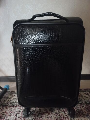 чемоданы дорожные: Чемодан для путешествий, вместительный. Использовался всего раз