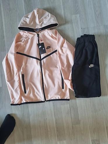 Gornji i donji deo: Ženska Nike trenerka – jakna sa kapuljačom + donji deo - Model — 2