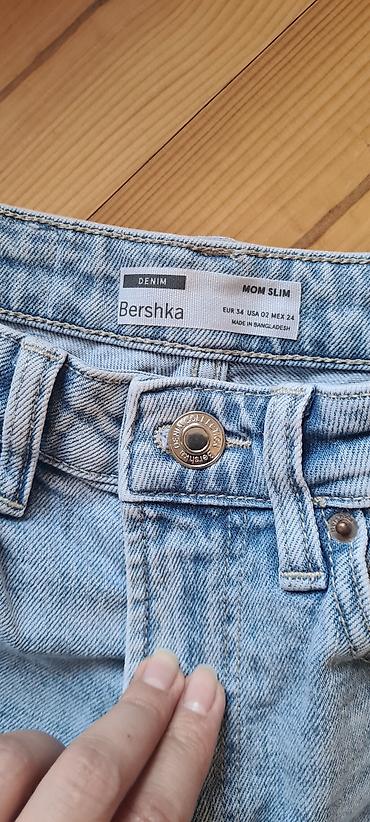 Cinslər: Bershka “Mom Slim” cins şalvar - Rəng: açıq mavi (light wash) denim - — 4