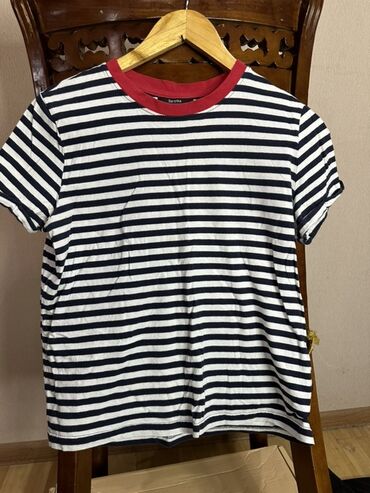 спортивное оборудование: Полосатая футболка Bershka - Классический тельняшечный принт