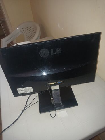 Masaüstü kompüterlər və iş stansiyaları: 3 Eded Stem Bloku 1 edet LG Ekran 1 eded Plinter Adapdirlari ile
