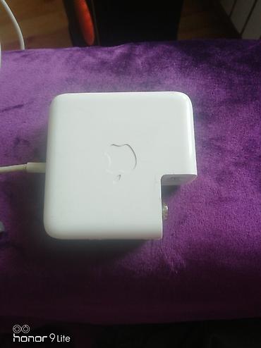 noutbuk satisi: Apple MacBook adapteri – kvadrat formalı ağ şarj bloku. Orijinal Apple — 1