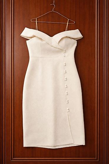 Zərif ağ kokteyl geyimi - Model: off-shoulder (çiyinlər açıq), büst