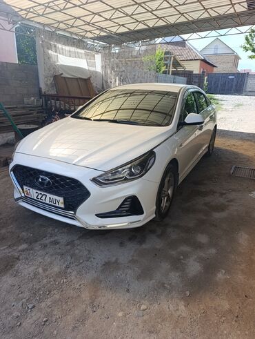 хундай саната дн8 левая передняя дверь нужен: Автомобиль Hyundai Sonata белого цвета, седан, оснащенный номерным