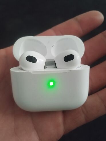 airpods правый наушник: Беспроводные наушники белого цвета, оснащенные зарядным кейсом для